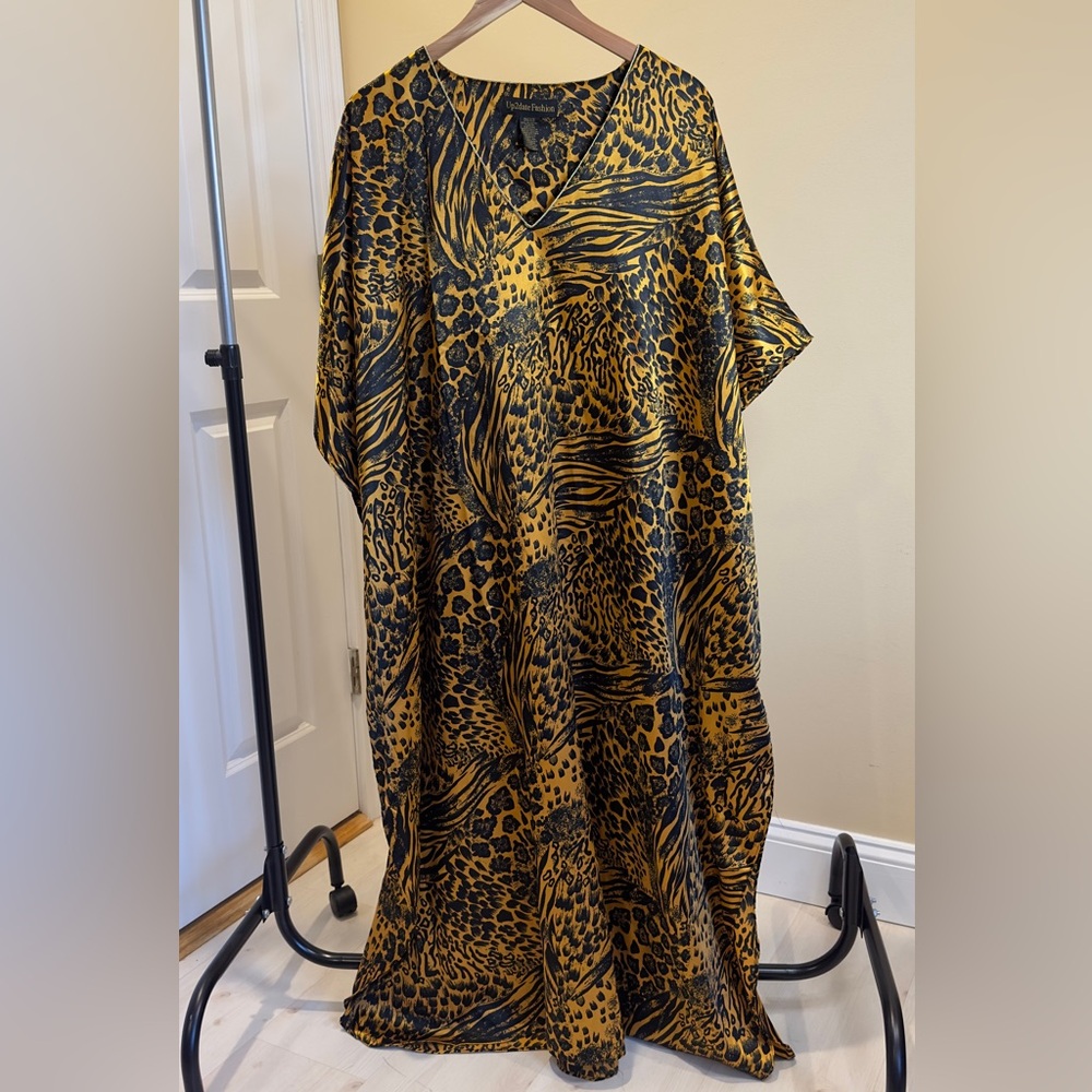 Fold and black night gown